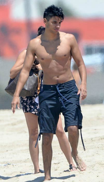 Siva Kaneswaran shirtless at the Venice Beach in Los Angeles in August 2014