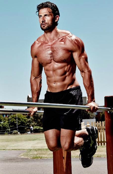 Tim Robards doing dips for chest and triceps