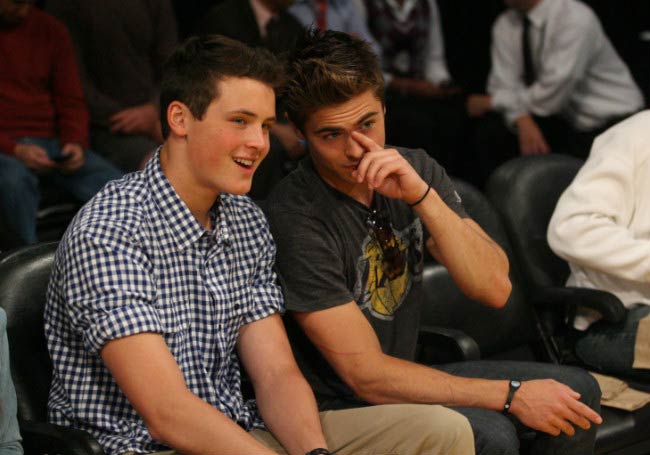 Dylan Efron with his brother Zac at the Los Angeles Lakers game in 2011