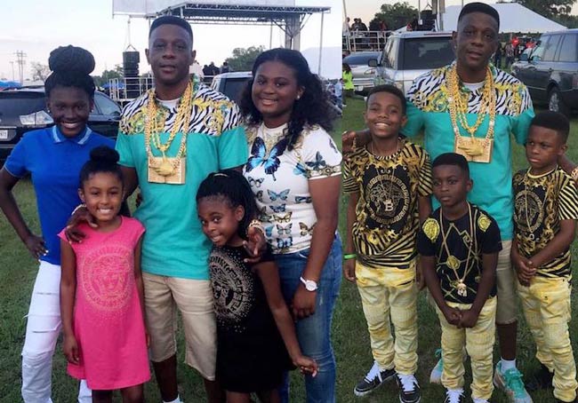 Boosie Badazz with his 4 daughters and 3 sons at an outdoor event in May 2016