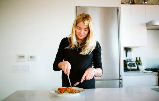 Elyse Taylor ready to eat food