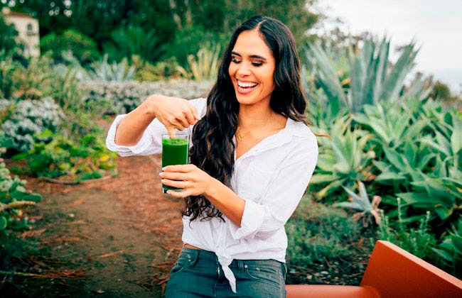 Kimberly Snyder having green smoothie