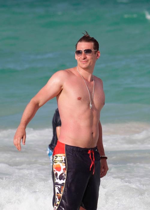 Lee Ryan chilling at the Miami Beach in Florida in 2013