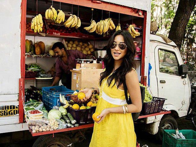 Shay Mitchell looking to buy some fruits