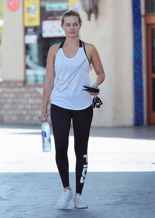 Margot Robbie in workout gear heading to the gym in Los Angeles in June 2017