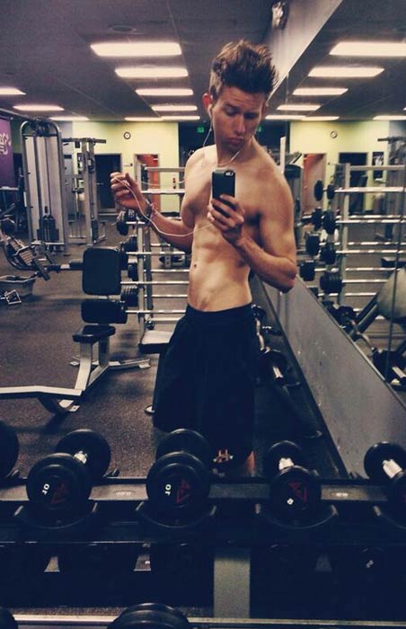 Ricky Dillon shows off his abs in a pic uploaded on Twitter on May 8, 2014