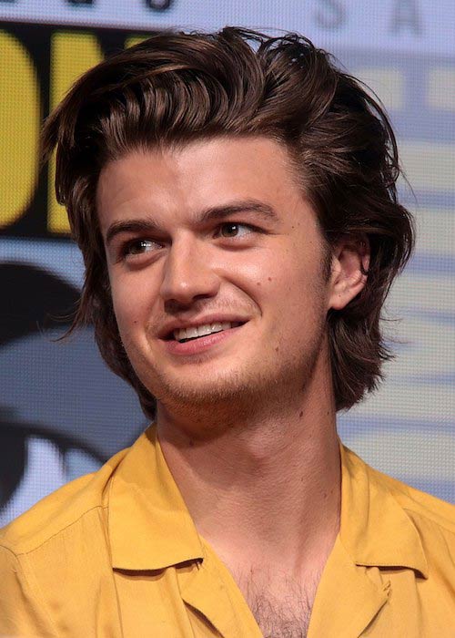 Foto van de 180 cm lange Joe Keery zoon van vader(?) en moeder(?) op 32-jarige leeftijd in 2024