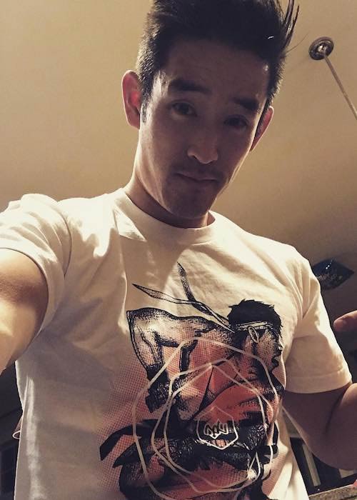 Mike Moh showing his Street Fighter t-shirt in December 2016