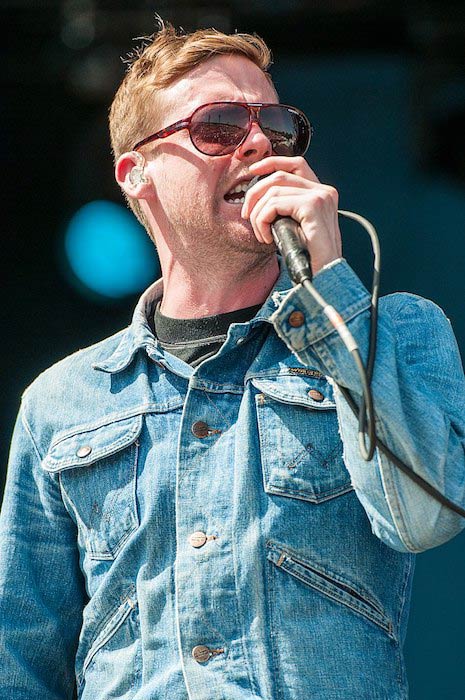Ricky Wilson performing with Kaiser Chiefs in 2014