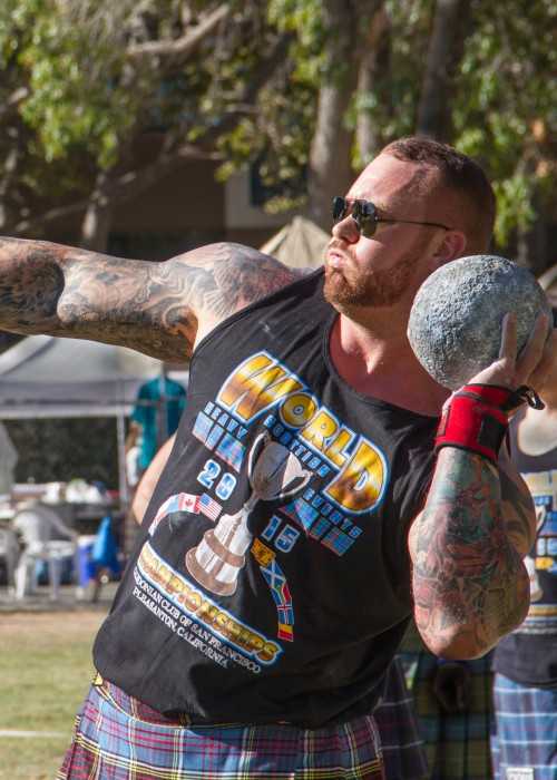 Hafþór Júlíus Björnsson putting the stone in California in 2015