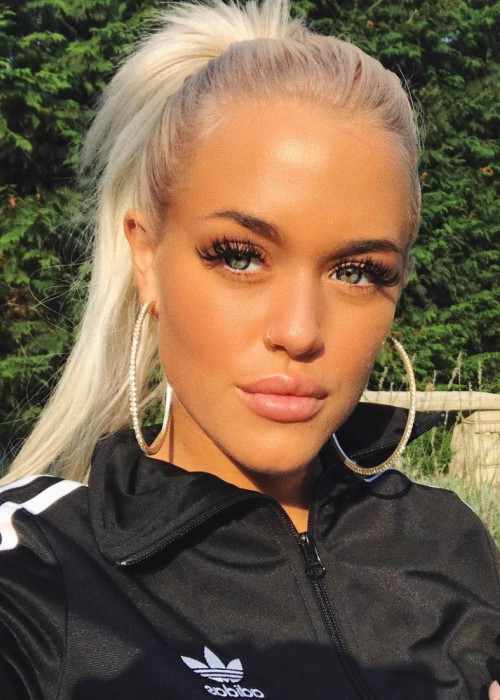 Lottie Tomlinson in an Instagram selfie as seen in October 2017