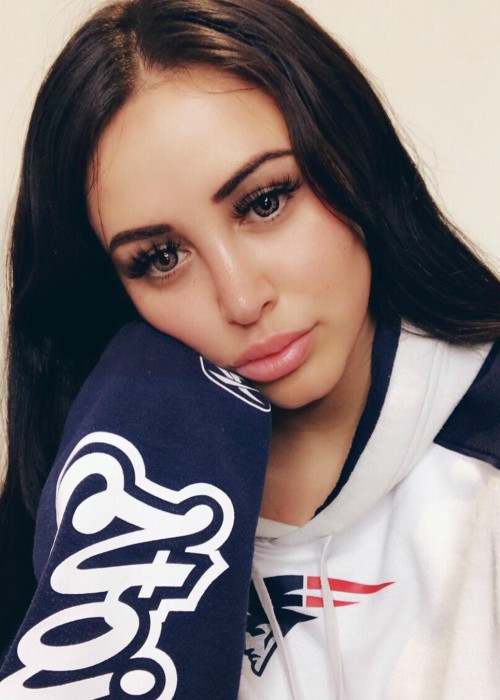 Marnie Simpson in an Instagram selfie as seen in October 2017