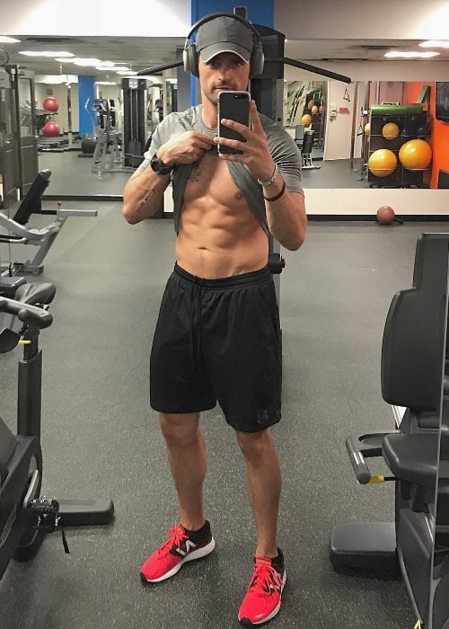 Peter Kraus showing his abs in a mirror selfie in May 2018