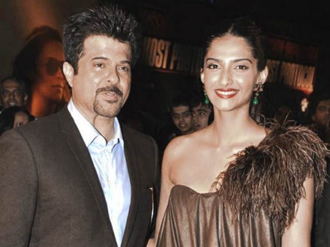 Anil Kapoor y Sonam Kapoor en la proyección de 'Mission Impossible - Ghost Protocol' en 2011