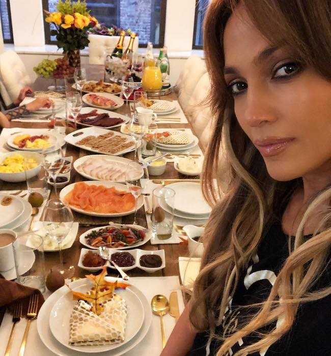 Jennifer Lopez showing the Sunday brunch table in November 2017