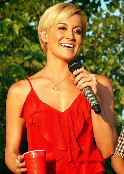 Kellie Pickler realizando uma parada da turnê depois de ganhar Dançando Com As Estrelas em 2013