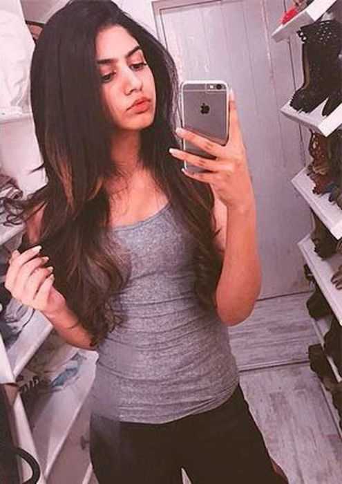 Khushi Kapoor looks cute in this selfie