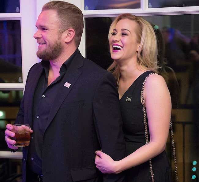 Kyle Jacobs y Kellie Pickler escuchando la banda Interestatal 10 en 2016