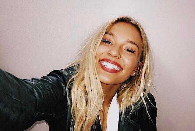 Lennon Stella's big smile in a selfie in April 2017