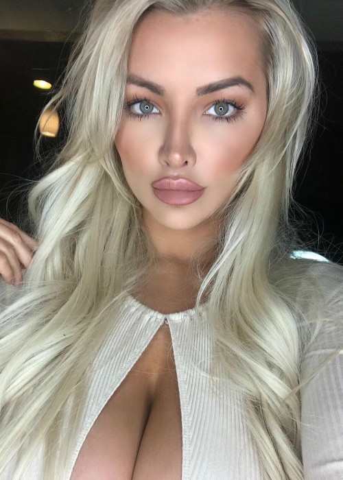 Lindsey Pelas in an Instagram selfie as seen in December 2017