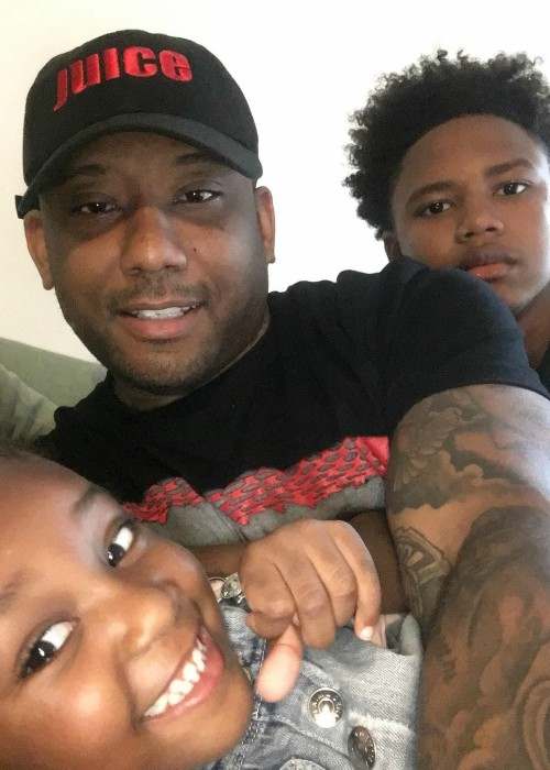 Maino in a selfie with his daughter and son in August 2016