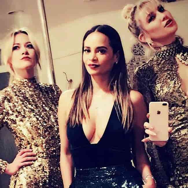 Meredith Hagner (Left) in a selfie with Sophie Lopez and Kate Hudson in January 2017