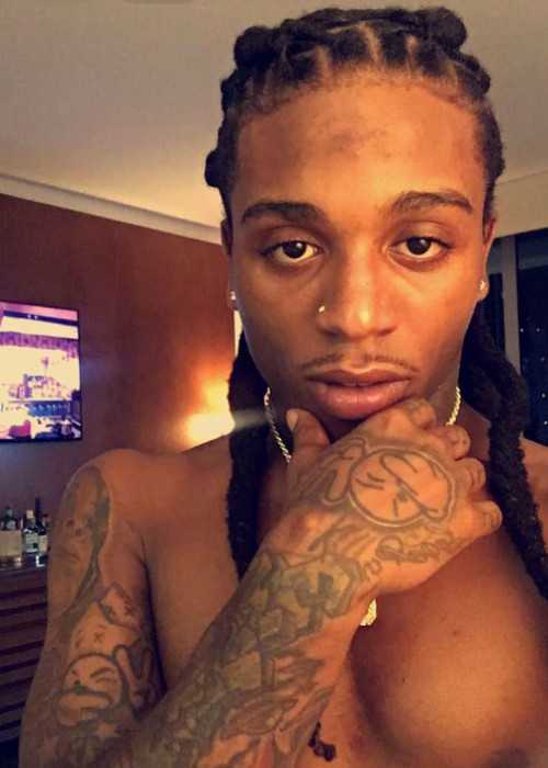 Rapper Jacquees in a Shirtless Selfie