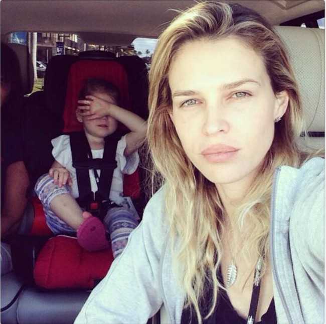 Sara Foster Taking a Selfie with Daughter Valentina in February 2014