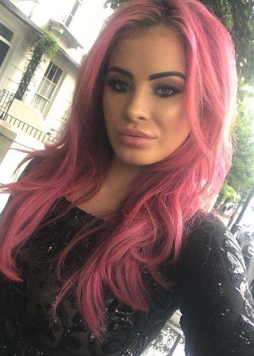 Carla Howe in pink hair in an Instagram selfie in August 2017