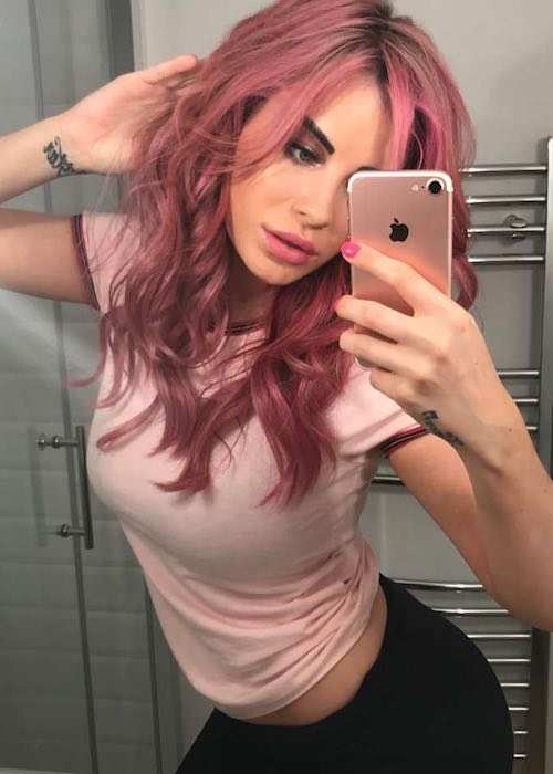 Carla Howe in pink hair in an Instagram selfie in July 2017