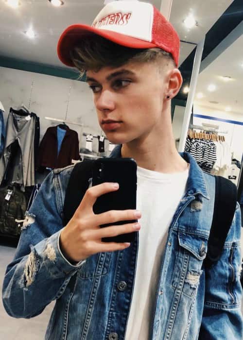 HRVY in a selfie while shopping in 2018