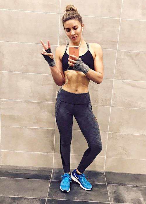 Juliana Harkavy workout selfie in July 2017