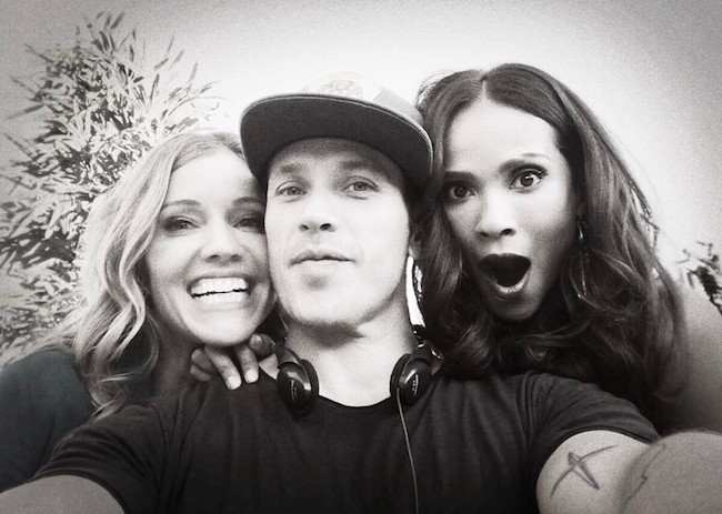 Kevin Alejandro in a selfie with Tricia Helfer (Left) and Lesley Ann Brandt (Right) in September 2017