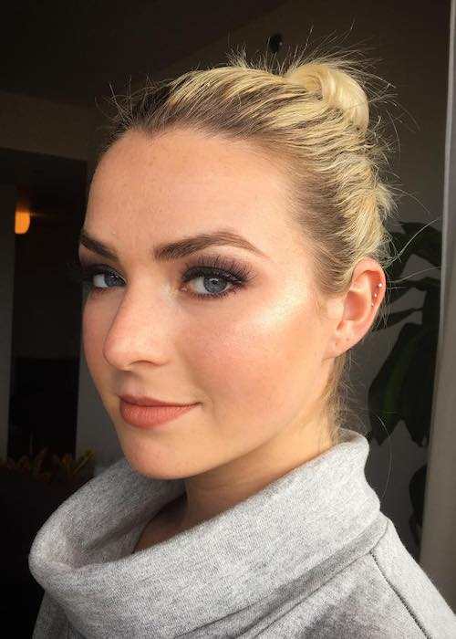 Madison Hubbell showing her makeup in a selfie in September 2017