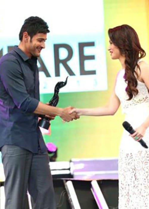 Mahesh Babu receiving the Filmfare Award for Best Actor from actress Tamannaah in July 2014