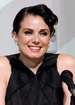 Mia Kirshner Height, Weight, Age, Boyfriend, Family, Facts, Biography