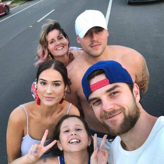 Nathaniel Buzolic in a selfie with cousins in December 2017
