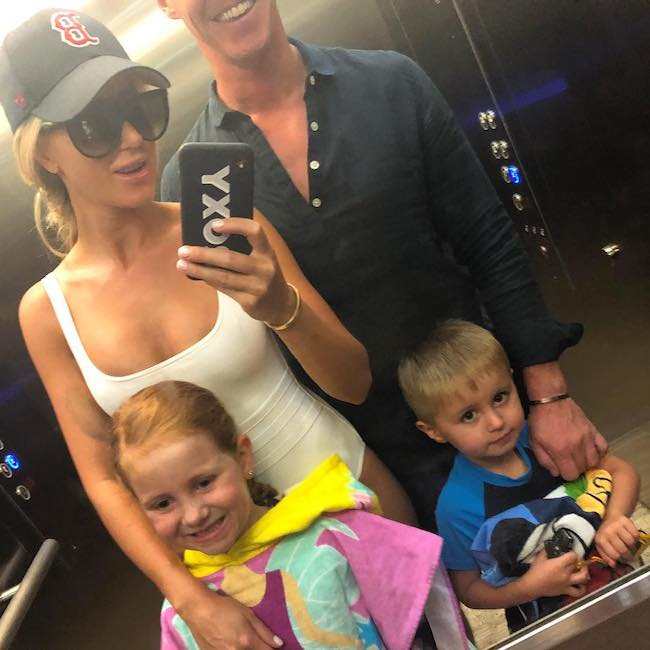 Roxy Jacenko with her husband and 2 kids in a selfie in January 2018