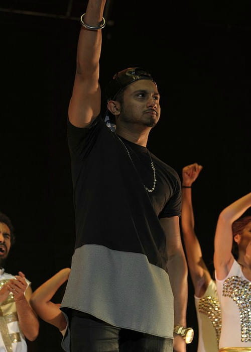 Yo Yo Honey Singh performing with Bolly Flex dancers in August 2014