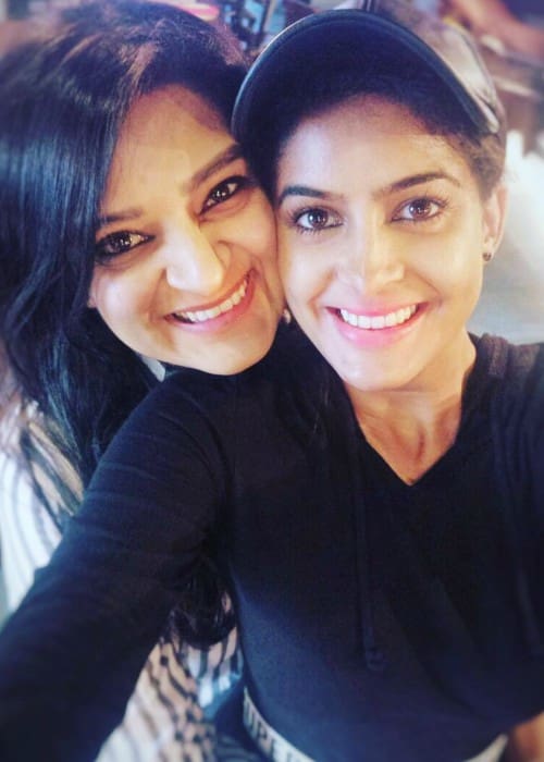 Anisha Dixit (Right) and Kaneez Surka as seen in January 2018
