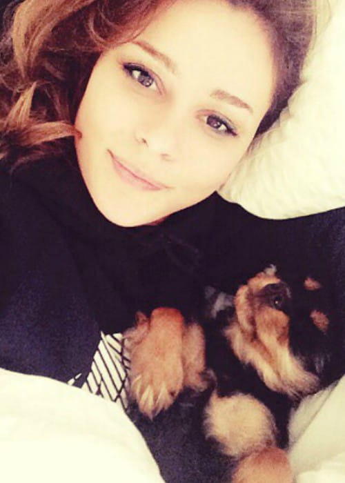 Bella Dayne in a selfie with her dog in September 2014