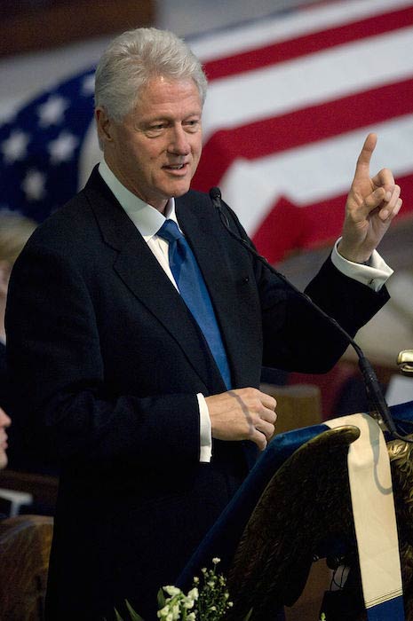 Bill Clinton addressing people in 2007