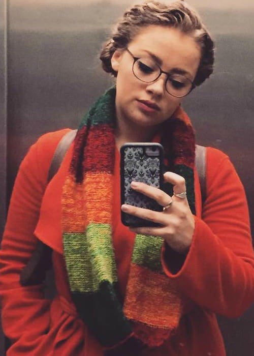 Carrie Hope Fletcher promoting Hobbs London in a selfie in December 2017