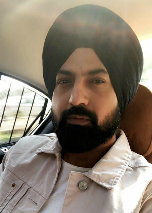 Gippy Grewal promoting his movie Subedar Joginder Singh in a selfie in February 2018