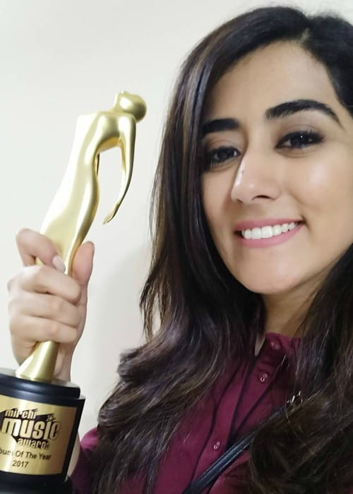 Jonita Gandhi showing her Mirchi Music Award in a selfie as seen in January 2018