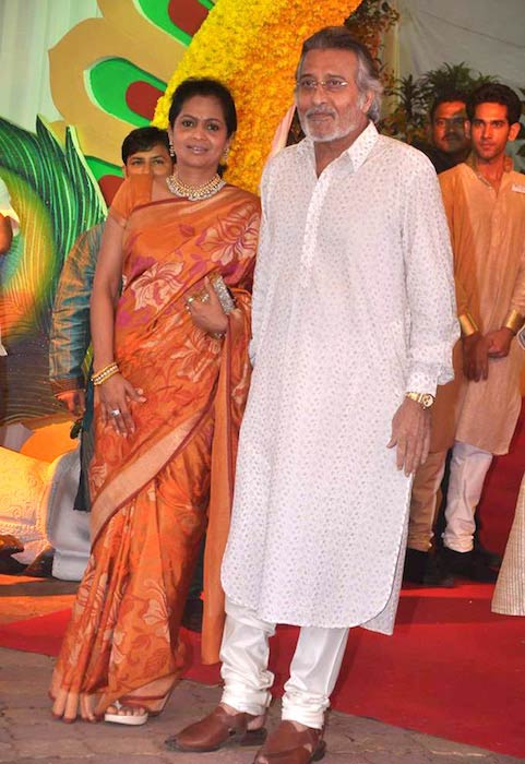 Kavita Khanna and Vinod Khanna at Esha Deol's wedding at ISKCON temple in 2012