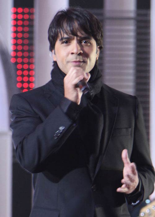 Luis Fonsi singing at Nobel Peace Prize in Oslo in December 2009