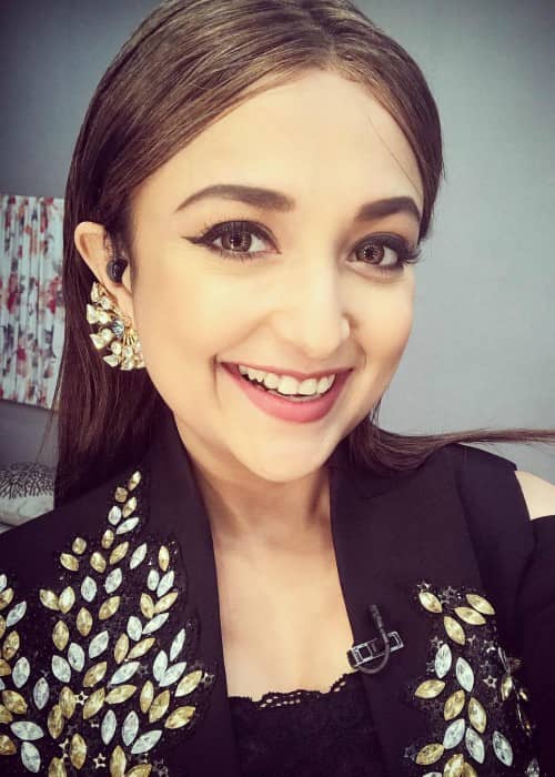 Monali Thakur Height, Weight, Age, Body Statistics - Healthy Celeb