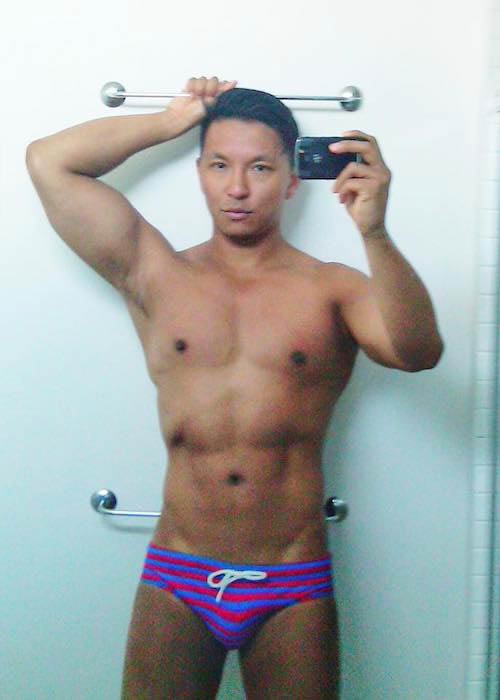 Prabal Gurung shirtless in a bathroom selfie in March 2017