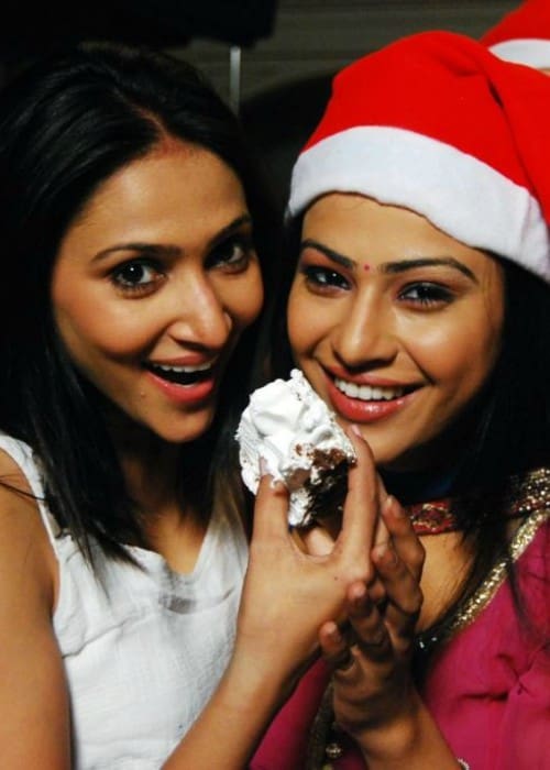 Rishina Kandhari (Left) and Shalini Chandran at a Christmas bash in 2010